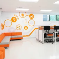 Département du programme Techniques de l'informatique du Cégep Marie-Victorin où des étudiantes et étudiants apprennent différentes techniques et codages informatiques.