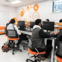 Département du programme Techniques de l'informatique du Cégep Marie-Victorin où des étudiantes et étudiants apprennent différentes techniques et codages informatiques.