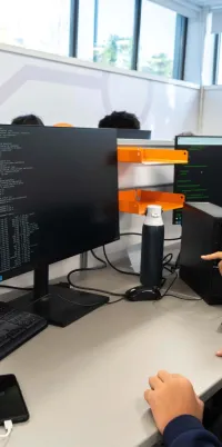 Département du programme Techniques de l'informatique du Cégep Marie-Victorin où des étudiantes et étudiants apprennent différentes techniques et codages informatiques.