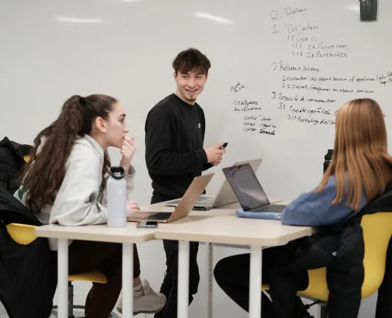 Étudiantes et étudiants en Sciences humaines du Cégep Marie-Victorin dans une classe interactive. Ils travaillent sur un projet, en groupe.
