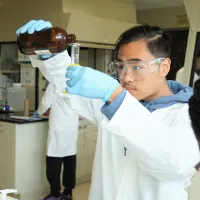 Étudiantes et étudiants en Sciences de la nature au Cégep Marie-Victorin qui sont en laboratoire de chimie