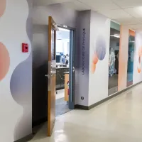 Corridor du Département de sciences de la nature du Cégep Marie-Victorin