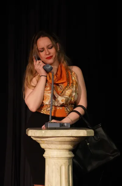Des étudiantes et étudiants de l'option théâtre du programme Arts, lettres et communication du Cégep Marie-Victorin sont en performance sur la scène pour leur représentation de fin d'année. Ils sont dans le théâtre laboratoire.