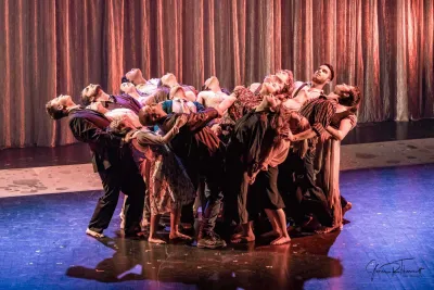 Des étudiantes et étudiants de l'option théâtre du programme Arts, lettres et communication du Cégep Marie-Victorin sont en performance sur la scène pour leur représentation de fin d'année.