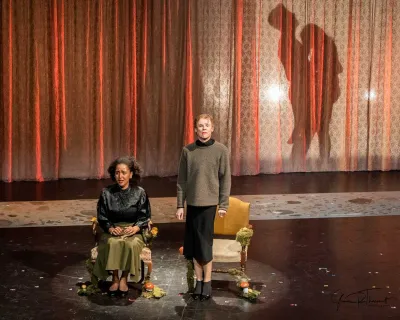 Des étudiantes et étudiants de l'option théâtre du programme Arts, lettres et communication du Cégep Marie-Victorin sont en performance sur la scène pour leur représentation de fin d'année.