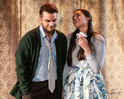 Des étudiantes et étudiants de l'option théâtre du programme Arts, lettres et communication du Cégep Marie-Victorin sont en performance sur la scène pour leur représentation de fin d'année.