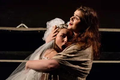 Des étudiantes et étudiants de l'option théâtre du programme Arts, lettres et communication du Cégep Marie-Victorin sont en performance sur la scène pour leur représentation de fin d'année.