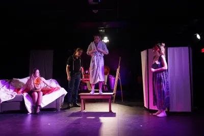 Des étudiantes et étudiants de l'option théâtre du programme Arts, lettres et communication du Cégep Marie-Victorin sont en performance sur la scène pour leur représentation de fin d'année.