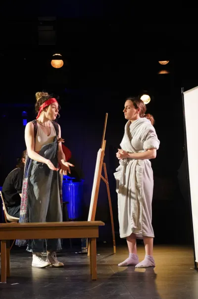Des étudiantes et étudiants de l'option théâtre du programme Arts, lettres et communication du Cégep Marie-Victorin sont en performance sur la scène pour leur représentation de fin d'année.