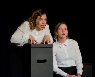 Des étudiantes et étudiants de l'option théâtre du programme Arts, lettres et communication du Cégep Marie-Victorin sont en performance sur la scène pour leur représentation de fin d'année.