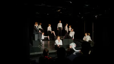 Des étudiantes et étudiants de l'option théâtre du programme Arts, lettres et communication du Cégep Marie-Victorin sont en performance sur la scène pour leur représentation de fin d'année.