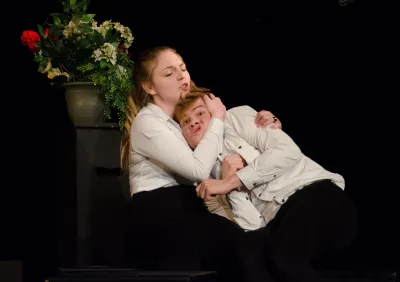 Des étudiantes et étudiants de l'option théâtre du programme Arts, lettres et communication du Cégep Marie-Victorin sont en performance sur la scène pour leur représentation de fin d'année.