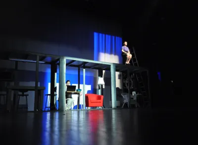 Des étudiantes et étudiants de l'option théâtre du programme Arts, lettres et communication du Cégep Marie-Victorin sont en performance sur la scène pour leur représentation de fin d'année. Ils sont sur la scène de la Salle Désilets