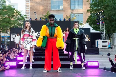 Étudiante du Cégep Marie-Victorin qui porte une création de vêtement produit par les étudiantes et étudiants en Design de mode, qui viennent de l'École de mode du Cégep Marie-Victorin. Festival Mode et Design 2019, sous thème Kaléidoscope