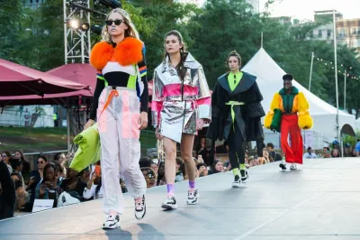 Étudiante du Cégep Marie-Victorin qui porte une création de vêtement produit par les étudiantes et étudiants en Design de mode, qui viennent de l'École de mode du Cégep Marie-Victorin. Festival Mode et Design 2019, sous thème Kaléidoscope