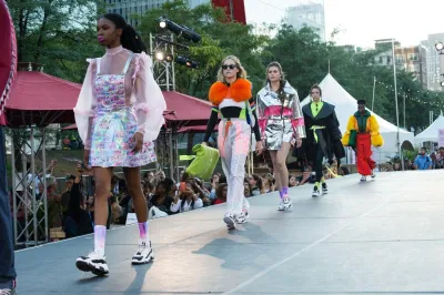 Étudiante du Cégep Marie-Victorin qui porte une création de vêtement produit par les étudiantes et étudiants en Design de mode, qui viennent de l'École de mode du Cégep Marie-Victorin. Festival Mode et Design 2019, sous thème Kaléidoscope