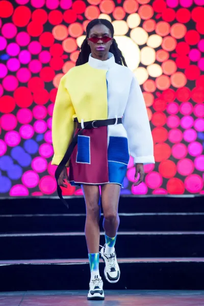 Étudiante du Cégep Marie-Victorin qui porte une création de vêtement produit par les étudiantes et étudiants en Design de mode, qui viennent de l'École de mode du Cégep Marie-Victorin. Festival Mode et Design 2019, sous thème Kaléidoscope