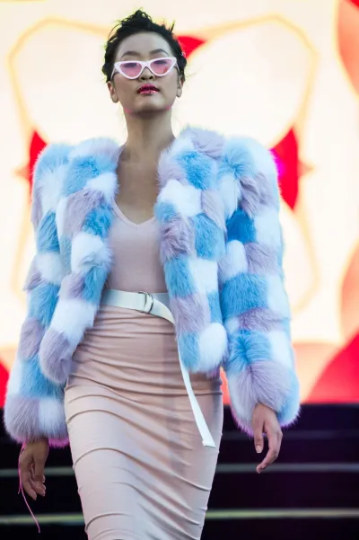Étudiante du Cégep Marie-Victorin qui porte une création de vêtement produit par les étudiantes et étudiants en Design de mode, qui viennent de l'École de mode du Cégep Marie-Victorin. Festival Mode et Design 2019, sous thème Kaléidoscope