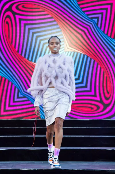 Étudiante du Cégep Marie-Victorin qui porte une création de vêtement produit par les étudiantes et étudiants en Design de mode, qui viennent de l'École de mode du Cégep Marie-Victorin. Festival Mode et Design 2019, sous thème Kaléidoscope