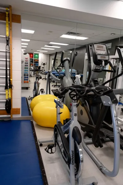 La Clinique de physiothérapie du Cégep Marie-Victorin vous offre la possibilité d'être traité par les étudiantes et étudiants du programme de Techniques de physiothérapie sous la supervision étroite des enseignantes et enseignants, membres de l'Ordre professionnel de la physiothérapie du Québec.

Le service offert est le même que celui proposé en centre hospitalier ou en clinique privée. Pour avoir accès à ce service, l'évaluation d'un physiothérapeute est requise.

Le service s'adresse à tous les usagers présentant un problème musculo-squelettique couvert ou non par les assurances privées.

Les intervenants sont les étudiantes et étudiants en Techniques de physiothérapie, les thérapeutes en physiothérapie et les physiothérapeutes.

Les traitements offerts :
-mobilisation articulaire
-renforcement musculaire
-thérapie anti-inflammatoire
-thérapie analgésique
-massage
-électrothérapie
-programme d'exercices

Adresse :
Pavillon Champagnat - 7125 rue Marie-Victorin