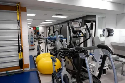 La Clinique de physiothérapie du Cégep Marie-Victorin vous offre la possibilité d'être traité par les étudiantes et étudiants du programme de Techniques de physiothérapie sous la supervision étroite des enseignantes et enseignants, membres de l'Ordre professionnel de la physiothérapie du Québec.

Le service offert est le même que celui proposé en centre hospitalier ou en clinique privée. Pour avoir accès à ce service, l'évaluation d'un physiothérapeute est requise.

Le service s'adresse à tous les usagers présentant un problème musculo-squelettique couvert ou non par les assurances privées.

Les intervenants sont les étudiantes et étudiants en Techniques de physiothérapie, les thérapeutes en physiothérapie et les physiothérapeutes.

Les traitements offerts :
-mobilisation articulaire
-renforcement musculaire
-thérapie anti-inflammatoire
-thérapie analgésique
-massage
-électrothérapie
-programme d'exercices

Adresse :
Pavillon Champagnat - 7125 rue Marie-Victorin