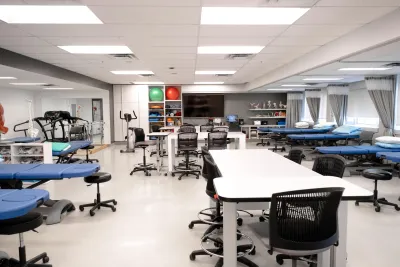 La Clinique de physiothérapie du Cégep Marie-Victorin vous offre la possibilité d'être traité par les étudiantes et étudiants du programme de Techniques de physiothérapie sous la supervision étroite des enseignantes et enseignants, membres de l'Ordre professionnel de la physiothérapie du Québec.

Le service offert est le même que celui proposé en centre hospitalier ou en clinique privée. Pour avoir accès à ce service, l'évaluation d'un physiothérapeute est requise.

Le service s'adresse à tous les usagers présentant un problème musculo-squelettique couvert ou non par les assurances privées.

Les intervenants sont les étudiantes et étudiants en Techniques de physiothérapie, les thérapeutes en physiothérapie et les physiothérapeutes.

Les traitements offerts :
-mobilisation articulaire
-renforcement musculaire
-thérapie anti-inflammatoire
-thérapie analgésique
-massage
-électrothérapie
-programme d'exercices

Adresse :
Pavillon Champagnat - 7125 rue Marie-Victorin