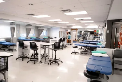 La Clinique de physiothérapie du Cégep Marie-Victorin vous offre la possibilité d'être traité par les étudiantes et étudiants du programme de Techniques de physiothérapie sous la supervision étroite des enseignantes et enseignants, membres de l'Ordre professionnel de la physiothérapie du Québec.

Le service offert est le même que celui proposé en centre hospitalier ou en clinique privée. Pour avoir accès à ce service, l'évaluation d'un physiothérapeute est requise.

Le service s'adresse à tous les usagers présentant un problème musculo-squelettique couvert ou non par les assurances privées.

Les intervenants sont les étudiantes et étudiants en Techniques de physiothérapie, les thérapeutes en physiothérapie et les physiothérapeutes.

Les traitements offerts :
-mobilisation articulaire
-renforcement musculaire
-thérapie anti-inflammatoire
-thérapie analgésique
-massage
-électrothérapie
-programme d'exercices

Adresse :
Pavillon Champagnat - 7125 rue Marie-Victorin