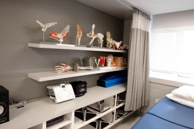 La Clinique de physiothérapie du Cégep Marie-Victorin vous offre la possibilité d'être traité par les étudiantes et étudiants du programme de Techniques de physiothérapie sous la supervision étroite des enseignantes et enseignants, membres de l'Ordre professionnel de la physiothérapie du Québec.

Le service offert est le même que celui proposé en centre hospitalier ou en clinique privée. Pour avoir accès à ce service, l'évaluation d'un physiothérapeute est requise.

Le service s'adresse à tous les usagers présentant un problème musculo-squelettique couvert ou non par les assurances privées.

Les intervenants sont les étudiantes et étudiants en Techniques de physiothérapie, les thérapeutes en physiothérapie et les physiothérapeutes.

Les traitements offerts :
-mobilisation articulaire
-renforcement musculaire
-thérapie anti-inflammatoire
-thérapie analgésique
-massage
-électrothérapie
-programme d'exercices

Adresse :
Pavillon Champagnat - 7125 rue Marie-Victorin