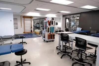 La Clinique de physiothérapie du Cégep Marie-Victorin vous offre la possibilité d'être traité par les étudiantes et étudiants du programme de Techniques de physiothérapie sous la supervision étroite des enseignantes et enseignants, membres de l'Ordre professionnel de la physiothérapie du Québec.

Le service offert est le même que celui proposé en centre hospitalier ou en clinique privée. Pour avoir accès à ce service, l'évaluation d'un physiothérapeute est requise.

Le service s'adresse à tous les usagers présentant un problème musculo-squelettique couvert ou non par les assurances privées.

Les intervenants sont les étudiantes et étudiants en Techniques de physiothérapie, les thérapeutes en physiothérapie et les physiothérapeutes.

Les traitements offerts :
-mobilisation articulaire
-renforcement musculaire
-thérapie anti-inflammatoire
-thérapie analgésique
-massage
-électrothérapie
-programme d'exercices

Adresse :
Pavillon Champagnat - 7125 rue Marie-Victorin