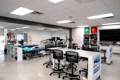 La Clinique de physiothérapie du Cégep Marie-Victorin vous offre la possibilité d'être traité par les étudiantes et étudiants du programme de Techniques de physiothérapie sous la supervision étroite des enseignantes et enseignants, membres de l'Ordre professionnel de la physiothérapie du Québec.

Le service offert est le même que celui proposé en centre hospitalier ou en clinique privée. Pour avoir accès à ce service, l'évaluation d'un physiothérapeute est requise.

Le service s'adresse à tous les usagers présentant un problème musculo-squelettique couvert ou non par les assurances privées.

Les intervenants sont les étudiantes et étudiants en Techniques de physiothérapie, les thérapeutes en physiothérapie et les physiothérapeutes.

Les traitements offerts :
-mobilisation articulaire
-renforcement musculaire
-thérapie anti-inflammatoire
-thérapie analgésique
-massage
-électrothérapie
-programme d'exercices

Adresse :
Pavillon Champagnat - 7125 rue Marie-Victorin