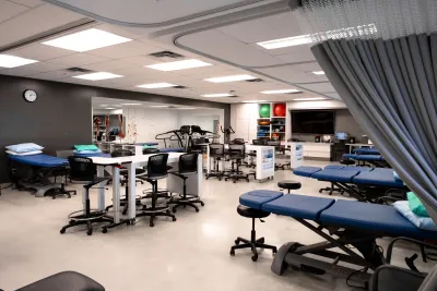 La Clinique de physiothérapie du Cégep Marie-Victorin vous offre la possibilité d'être traité par les étudiantes et étudiants du programme de Techniques de physiothérapie sous la supervision étroite des enseignantes et enseignants, membres de l'Ordre professionnel de la physiothérapie du Québec.

Le service offert est le même que celui proposé en centre hospitalier ou en clinique privée. Pour avoir accès à ce service, l'évaluation d'un physiothérapeute est requise.

Le service s'adresse à tous les usagers présentant un problème musculo-squelettique couvert ou non par les assurances privées.

Les intervenants sont les étudiantes et étudiants en Techniques de physiothérapie, les thérapeutes en physiothérapie et les physiothérapeutes.

Les traitements offerts :
-mobilisation articulaire
-renforcement musculaire
-thérapie anti-inflammatoire
-thérapie analgésique
-massage
-électrothérapie
-programme d'exercices

Adresse :
Pavillon Champagnat - 7125 rue Marie-Victorin