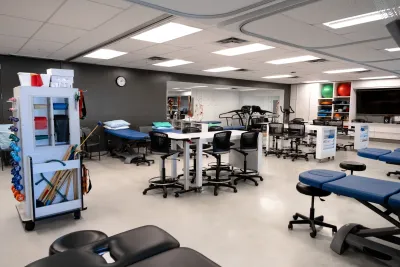 La Clinique de physiothérapie du Cégep Marie-Victorin vous offre la possibilité d'être traité par les étudiantes et étudiants du programme de Techniques de physiothérapie sous la supervision étroite des enseignantes et enseignants, membres de l'Ordre professionnel de la physiothérapie du Québec.

Le service offert est le même que celui proposé en centre hospitalier ou en clinique privée. Pour avoir accès à ce service, l'évaluation d'un physiothérapeute est requise.

Le service s'adresse à tous les usagers présentant un problème musculo-squelettique couvert ou non par les assurances privées.

Les intervenants sont les étudiantes et étudiants en Techniques de physiothérapie, les thérapeutes en physiothérapie et les physiothérapeutes.

Les traitements offerts :
-mobilisation articulaire
-renforcement musculaire
-thérapie anti-inflammatoire
-thérapie analgésique
-massage
-électrothérapie
-programme d'exercices

Adresse :
Pavillon Champagnat - 7125 rue Marie-Victorin