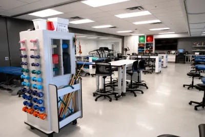 La Clinique de physiothérapie du Cégep Marie-Victorin vous offre la possibilité d'être traité par les étudiantes et étudiants du programme de Techniques de physiothérapie sous la supervision étroite des enseignantes et enseignants, membres de l'Ordre professionnel de la physiothérapie du Québec.

Le service offert est le même que celui proposé en centre hospitalier ou en clinique privée. Pour avoir accès à ce service, l'évaluation d'un physiothérapeute est requise.

Le service s'adresse à tous les usagers présentant un problème musculo-squelettique couvert ou non par les assurances privées.

Les intervenants sont les étudiantes et étudiants en Techniques de physiothérapie, les thérapeutes en physiothérapie et les physiothérapeutes.

Les traitements offerts :
-mobilisation articulaire
-renforcement musculaire
-thérapie anti-inflammatoire
-thérapie analgésique
-massage
-électrothérapie
-programme d'exercices

Adresse :
Pavillon Champagnat - 7125 rue Marie-Victorin