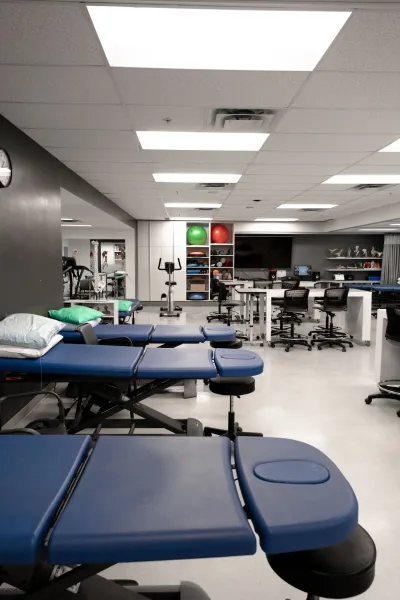 La Clinique de physiothérapie du Cégep Marie-Victorin vous offre la possibilité d'être traité par les étudiantes et étudiants du programme de Techniques de physiothérapie sous la supervision étroite des enseignantes et enseignants, membres de l'Ordre professionnel de la physiothérapie du Québec.

Le service offert est le même que celui proposé en centre hospitalier ou en clinique privée. Pour avoir accès à ce service, l'évaluation d'un physiothérapeute est requise.

Le service s'adresse à tous les usagers présentant un problème musculo-squelettique couvert ou non par les assurances privées.

Les intervenants sont les étudiantes et étudiants en Techniques de physiothérapie, les thérapeutes en physiothérapie et les physiothérapeutes.

Les traitements offerts :
-mobilisation articulaire
-renforcement musculaire
-thérapie anti-inflammatoire
-thérapie analgésique
-massage
-électrothérapie
-programme d'exercices

Adresse :
Pavillon Champagnat - 7125 rue Marie-Victorin