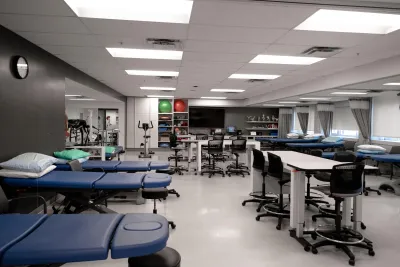 La Clinique de physiothérapie du Cégep Marie-Victorin vous offre la possibilité d'être traité par les étudiantes et étudiants du programme de Techniques de physiothérapie sous la supervision étroite des enseignantes et enseignants, membres de l'Ordre professionnel de la physiothérapie du Québec.

Le service offert est le même que celui proposé en centre hospitalier ou en clinique privée. Pour avoir accès à ce service, l'évaluation d'un physiothérapeute est requise.

Le service s'adresse à tous les usagers présentant un problème musculo-squelettique couvert ou non par les assurances privées.

Les intervenants sont les étudiantes et étudiants en Techniques de physiothérapie, les thérapeutes en physiothérapie et les physiothérapeutes.

Les traitements offerts :
-mobilisation articulaire
-renforcement musculaire
-thérapie anti-inflammatoire
-thérapie analgésique
-massage
-électrothérapie
-programme d'exercices

Adresse :
Pavillon Champagnat - 7125 rue Marie-Victorin