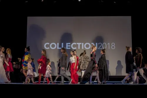 Défilé de mode 2016 - créations des étudiantes et étudiants de l'École de mode du Cégep Marie-Victorin, qui ont étudié dans le programme de Design de mode. Ce sont des créations uniques et authentiques, créées par des créatrices et créateurs émergents.