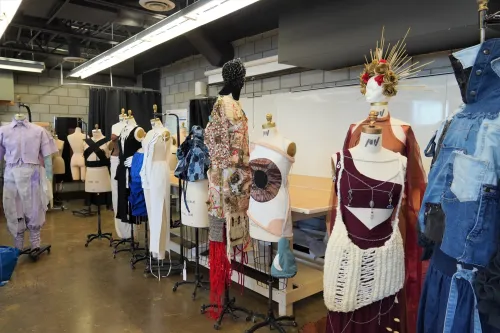 Défilé de mode 2015 - créations des étudiantes et étudiants de l'École de mode du Cégep Marie-Victorin, qui ont étudié dans le programme de Design de mode. Ce sont des créations uniques et authentiques, créées par des créatrices et créateurs émergents.