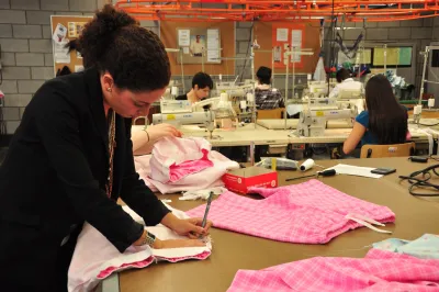 Étudiantes en Gestion et production du vêtement du Cégep Marie-Victorin qui travaille sur un morceau de vêtement.