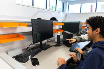 Département du programme Techniques de l'informatique du Cégep Marie-Victorin où des étudiantes et étudiants apprennent différentes techniques et codages informatiques.